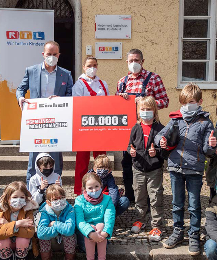 Picture of Andreas Kroiss, Simone Mecky Ballack and Joachim Llambi in front of the RTL children's home in Munich.